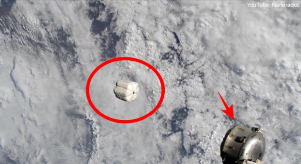 국제우주정거장 밖으로 빠져나온 쓰레기가 우주 공간에 버려지는 모습 캡처/나노렉스