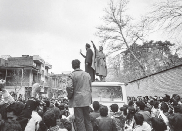 1979년, 사람들이 이란의 수도 테헤란에서 의무적인 히잡 착용에 반대하는 모습이다.