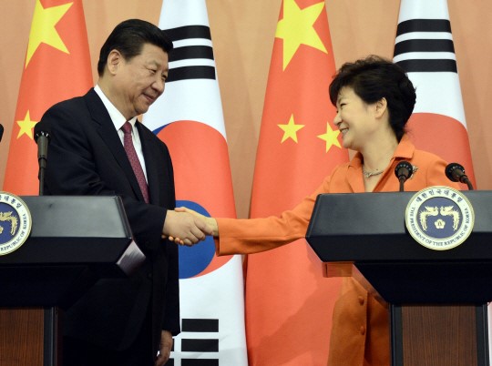박근혜 전 대통령과 시진핑 중국 국가주석이 정상회담을 갖는 장면